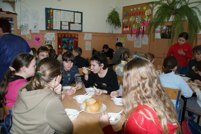 16. Pyszna grochówka w Gimnazjum w Gronowie Elbląskim.jpg